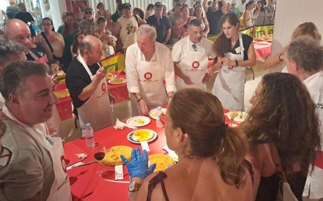 Un momento de la XV edición del Concurso de Tortilla de Patatas que organiza el Centro Comercial Mendibil.