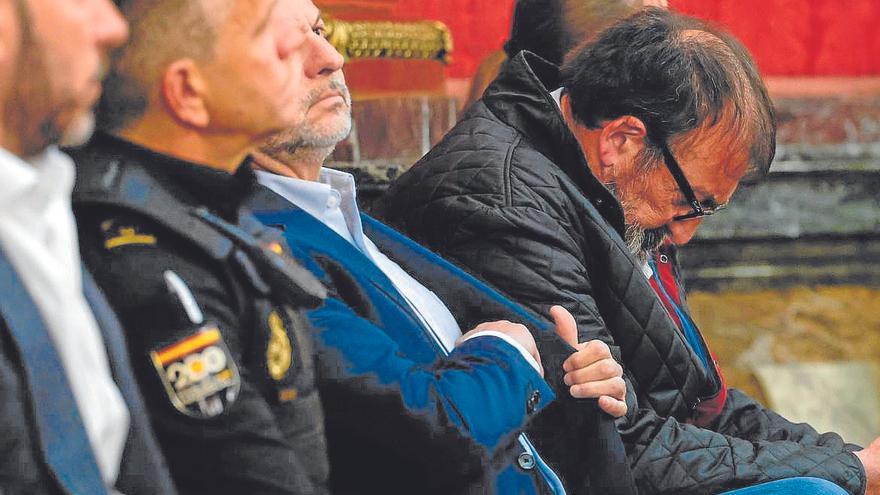 Koldo García, inclinado junto a José Luis Ábalos