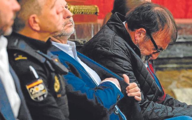 Koldo García, inclinado junto a José Luis Ábalos