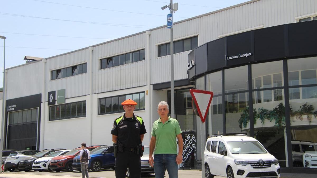 El alcalde de Lazkao, Kepa Zubiarrain, y un municipal junto a una de las cámaras instaladas.