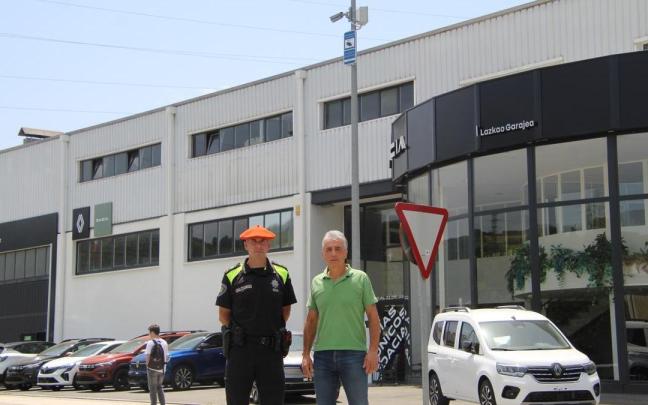 El alcalde de Lazkao, Kepa Zubiarrain, y un municipal junto a una de las cámaras instaladas.