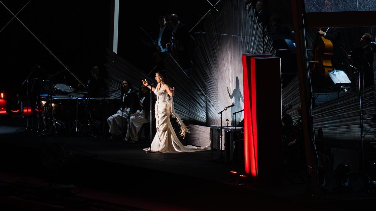 Actuación de Rosalía durante la gala ‘Jarana en el Guadalquivir' por la premiere global de 'Berlín y la dama del armiño'.