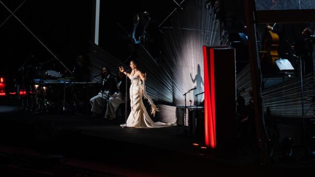 Actuación de Rosalía durante la gala ‘Jarana en el Guadalquivir' por la premiere global de 'Berlín y la dama del armiño'.