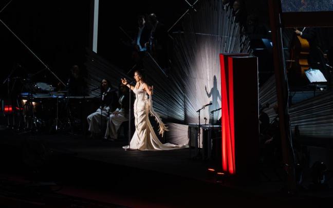 Actuación de Rosalía durante la gala ‘Jarana en el Guadalquivir' por la premiere global de 'Berlín y la dama del armiño'.
