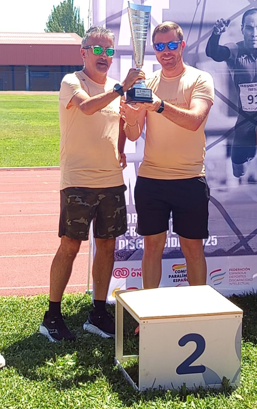 El Club de Atletismo Paralímpico de Basauri recogiendo el trofeo de Subcampeón de España
