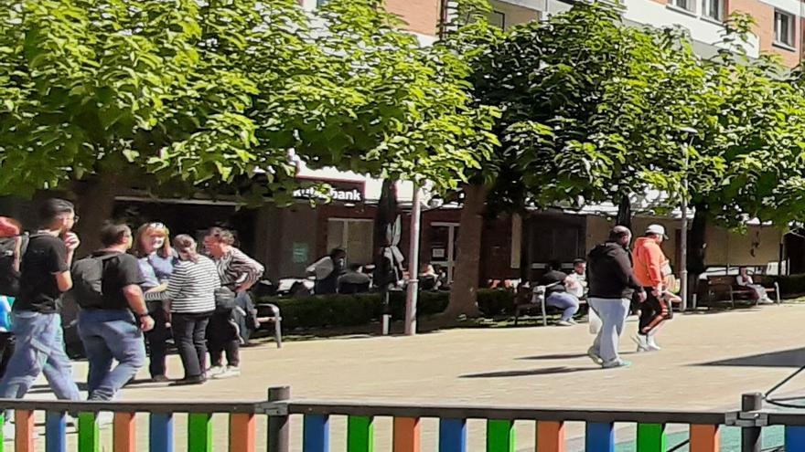 Exterior oficina Kutxabank en plaza Garai de Artziniega
