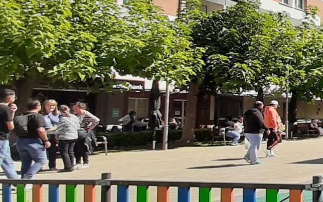 Exterior oficina Kutxabank en plaza Garai de Artziniega
