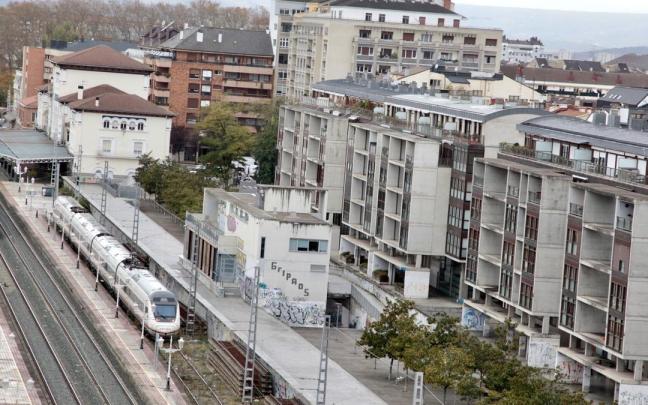 Vista de las vías del tren en Vitoria-Gasteiz, donde se ha producido el mortal suceso. / PILAR BARCO