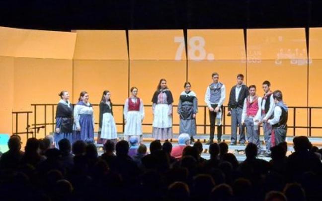 Un coro participando en el certamen del año pasado.