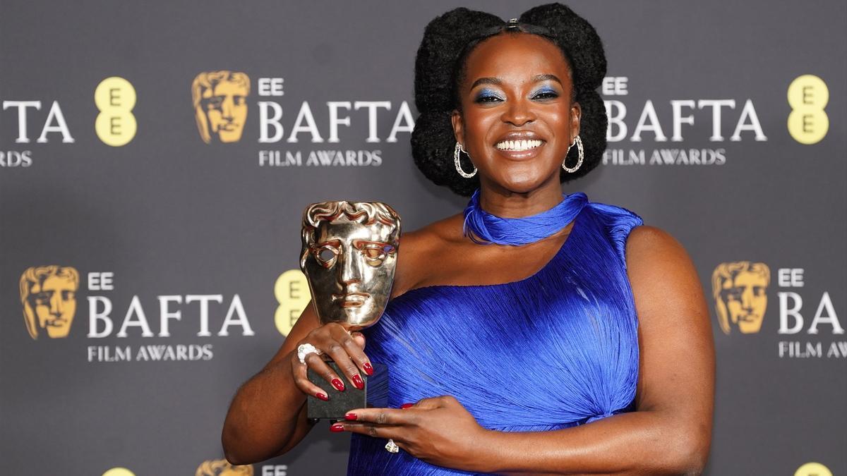 La actriz nigeriano-británica Wunmi Mosaku posa con su premio a la Mejor Actriz de Reparto por su papel en Sinners durante la 79.ª edición de los Premios de la Academia Británica de Cine en el Royal Festival Hall.