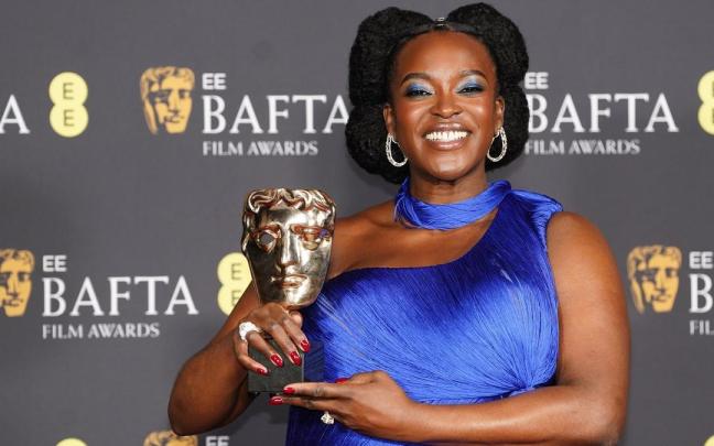 La actriz nigeriano-británica Wunmi Mosaku posa con su premio a la Mejor Actriz de Reparto por su papel en Sinners durante la 79.ª edición de los Premios de la Academia Británica de Cine en el Royal Festival Hall.