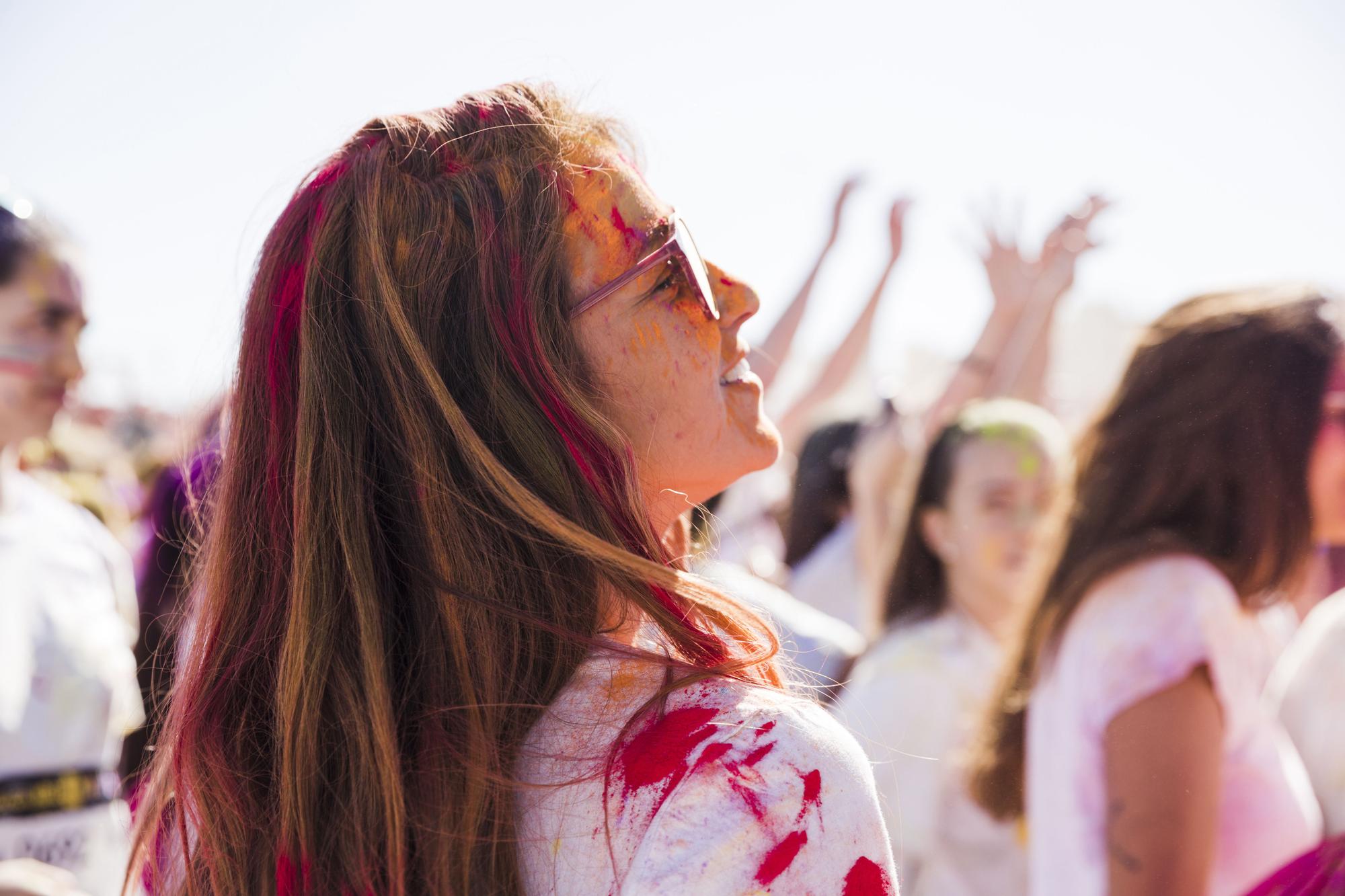 Una joven en un festival disfrutando de la música.