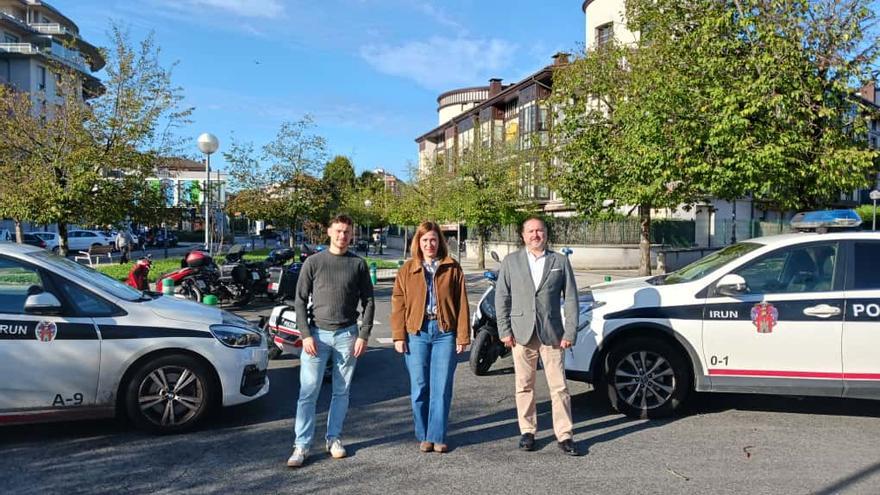 Sergio Javier, delegado de Personas y Servicios Generales, Cristina Laborda, alcaldesa de Irun, e Iñigo Bergés, delegado de Convivencia y Seguridad Ciudadana.