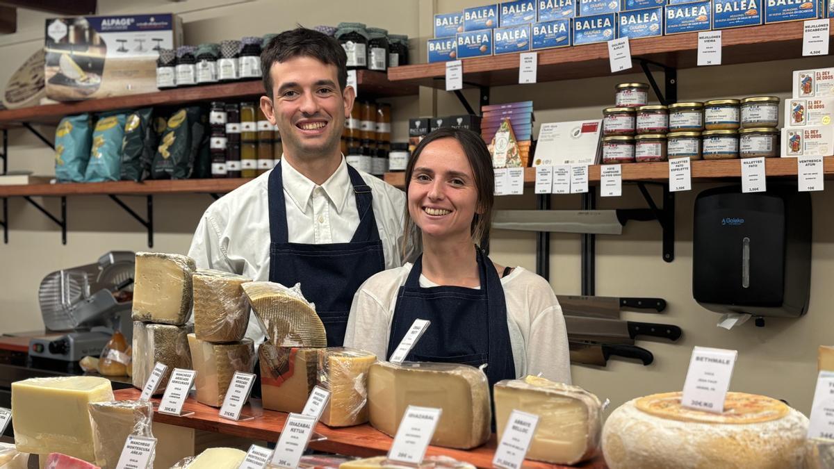 Néstor Gómez y Patricia Ardanuy son los jóvenes que han abierto la nueva quesería en Irun.
