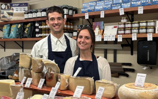 Néstor Gómez y Patricia Ardanuy son los jóvenes que han abierto la nueva quesería en Irun.