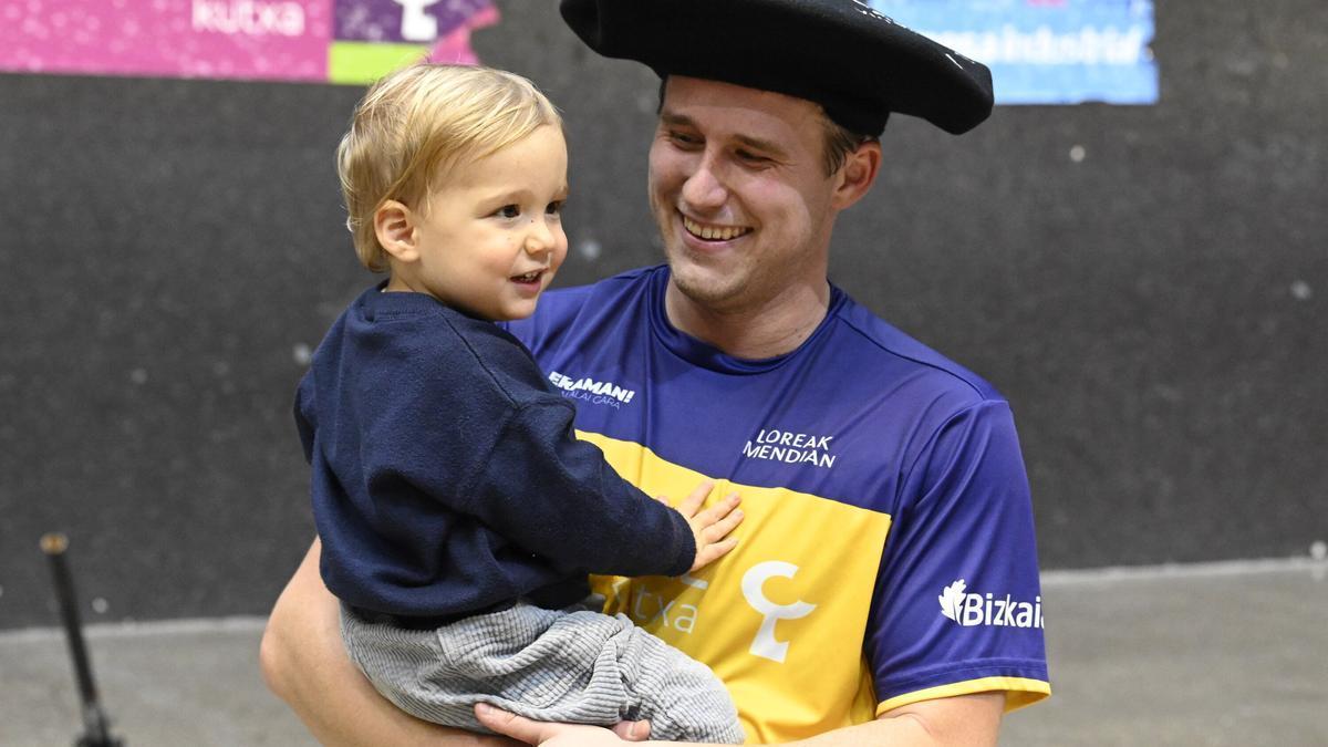 Thibault Basque posa con su hijo en brazos y la txapela del Winter Series en la cabeza.