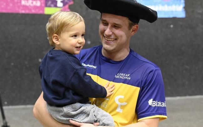 Thibault Basque posa con su hijo en brazos y la txapela del Winter Series en la cabeza.