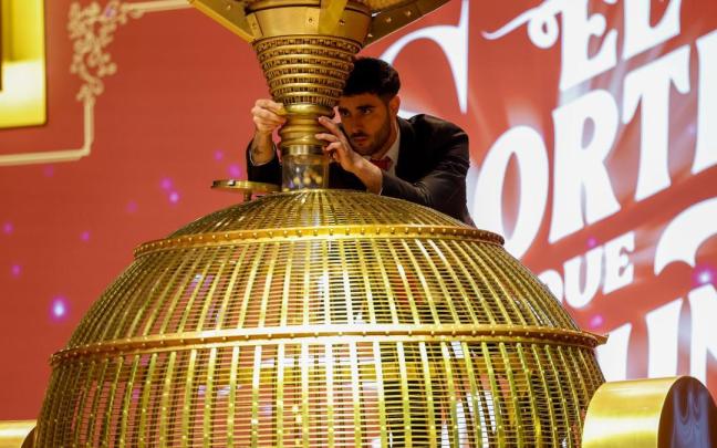 Un técnico de Loterías y Apuestas del Estado ajusta uno de los bombos del sorteo de la Lotería de Navidad.