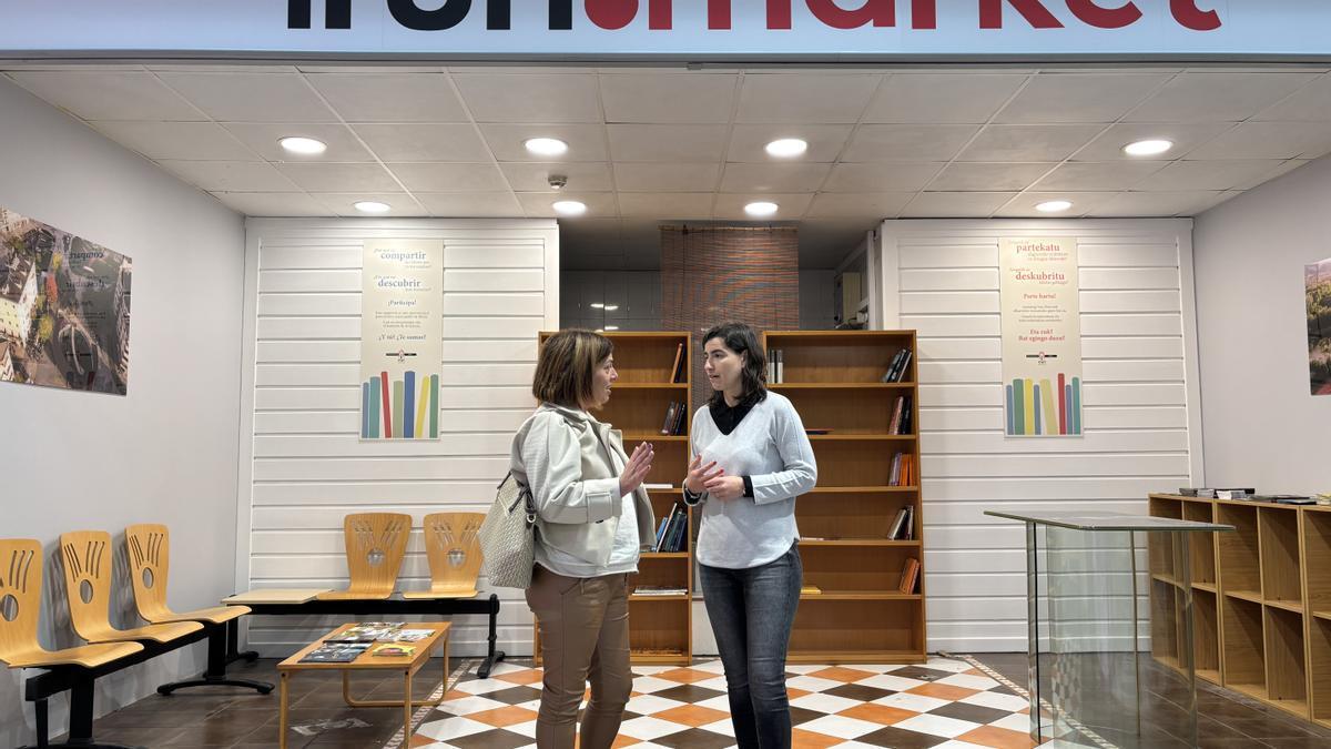 Susana Fernández, de BidaShop, y Nuria Alzaga, delegada de Impulso de Ciudad, ayer en el muevo espacio habilitado en el mercado de abastos.