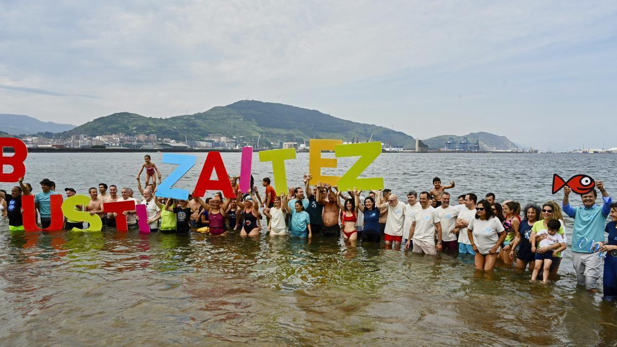 Celebración en la playa de Ereaga de la 27 edición de 'Mójate-Busti Zaitez'