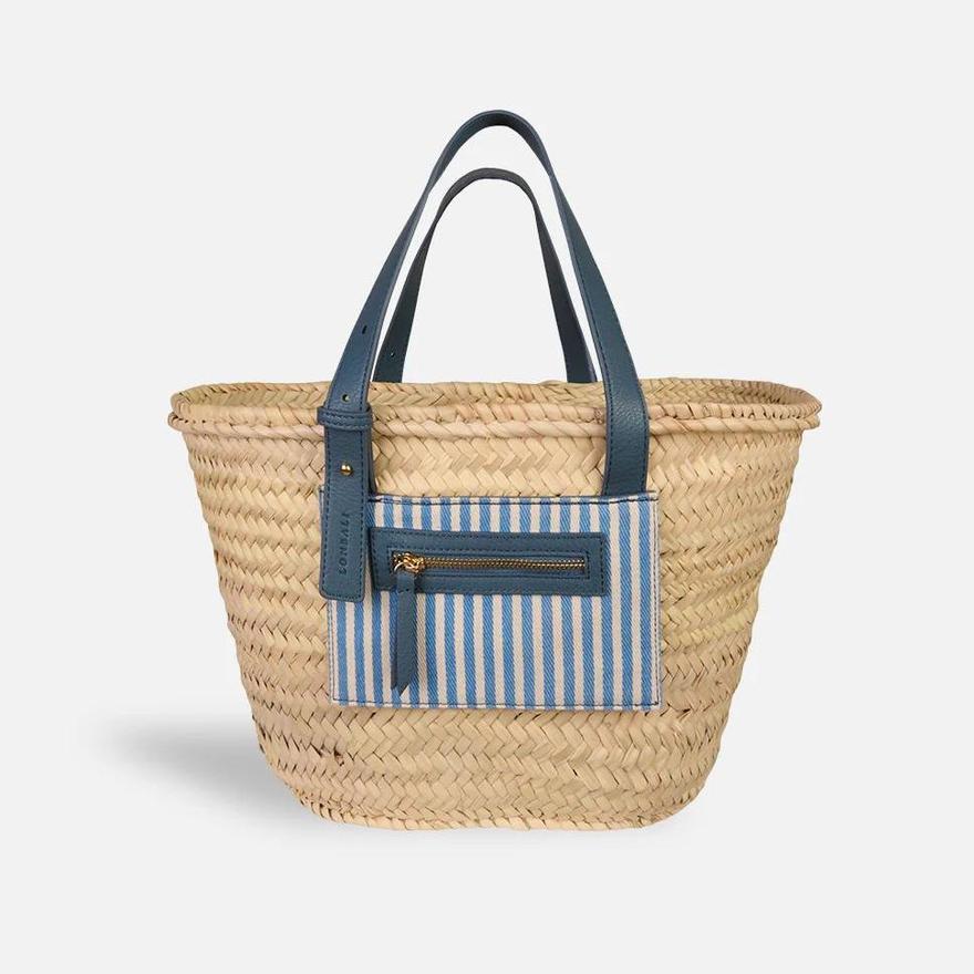 Bonita cesta de paja para llevar las cosas de la playa.