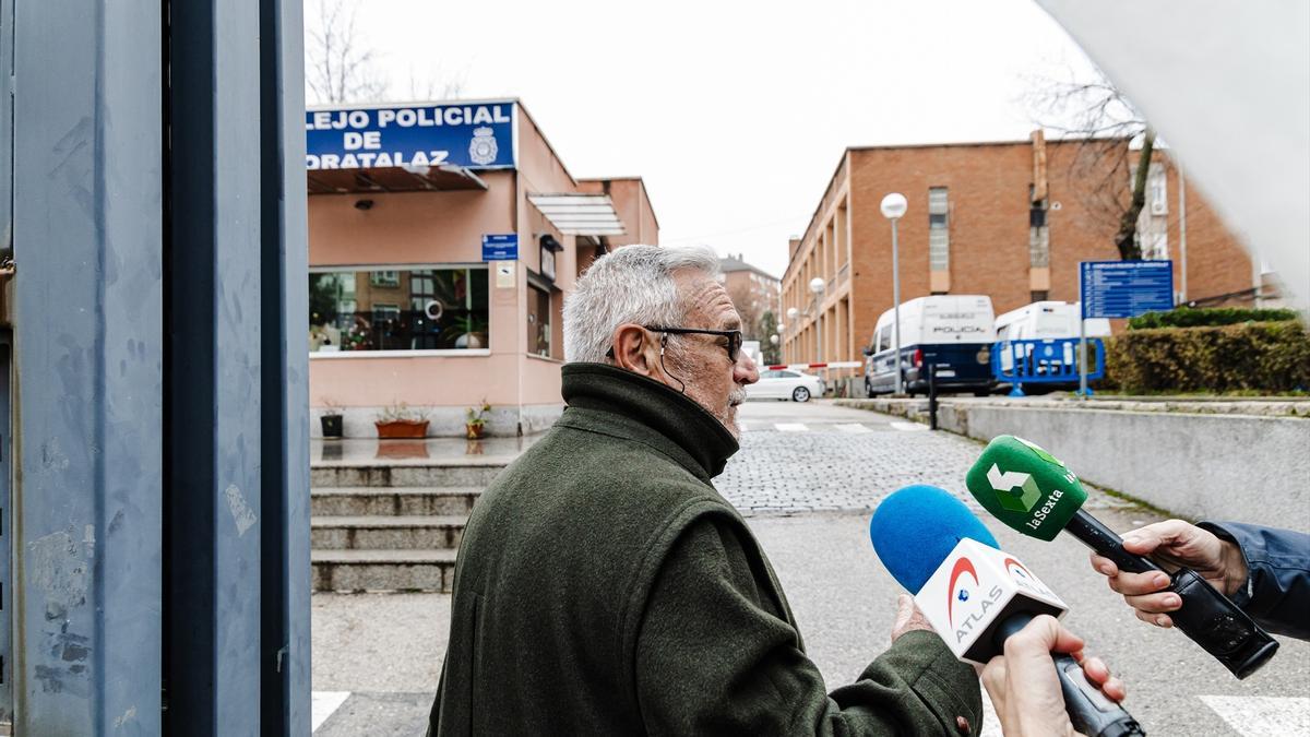 El convocante de la protesta, Antonio Martínez, a su llegada a la Comisaría de Moratalaz, a 3 de enero de 2024, en Madrid.