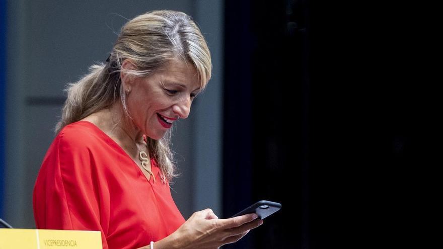 La vicepresidenta segunda y Ministra de Trabajo y Economía Social, Yolanda Díaz, con su teléfono móvil durante una rueda de prensa.