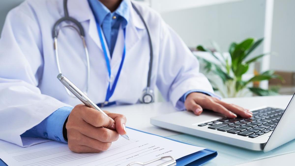 Médico con estetoscopio