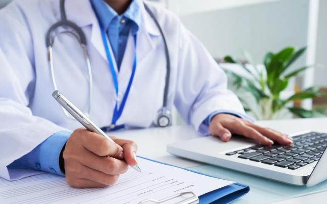 Médico con estetoscopio