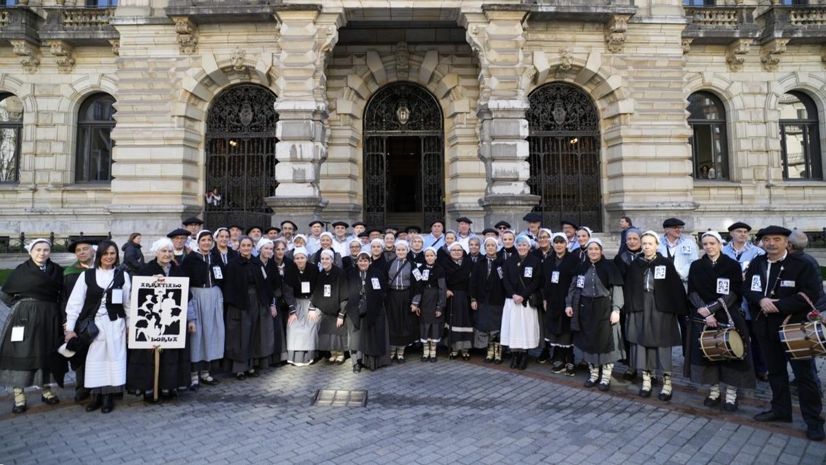 El Coro de Arratia cumple 75 años entonando coplas de Santa Águeda por la comarca y por Bilbao