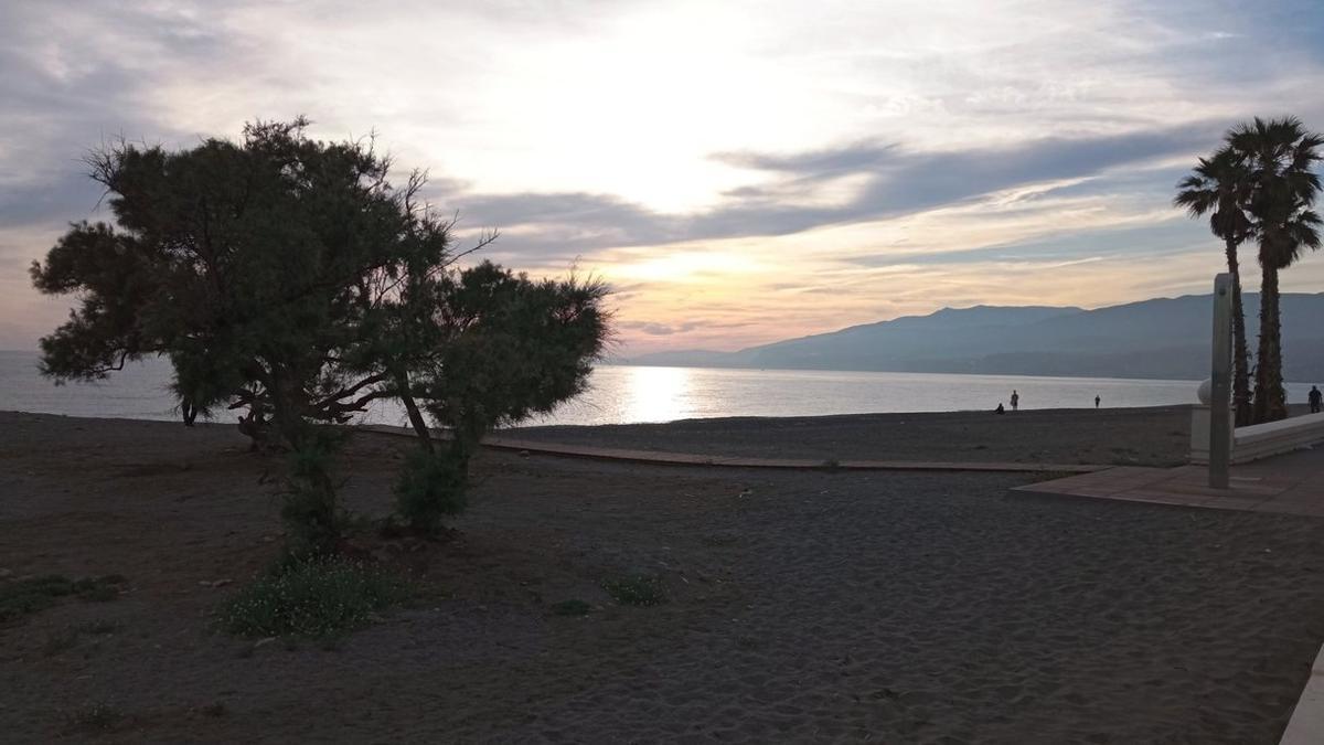 Playa de Nueva Almería, donde ha aparecido el cuerpo sin vida del buzo