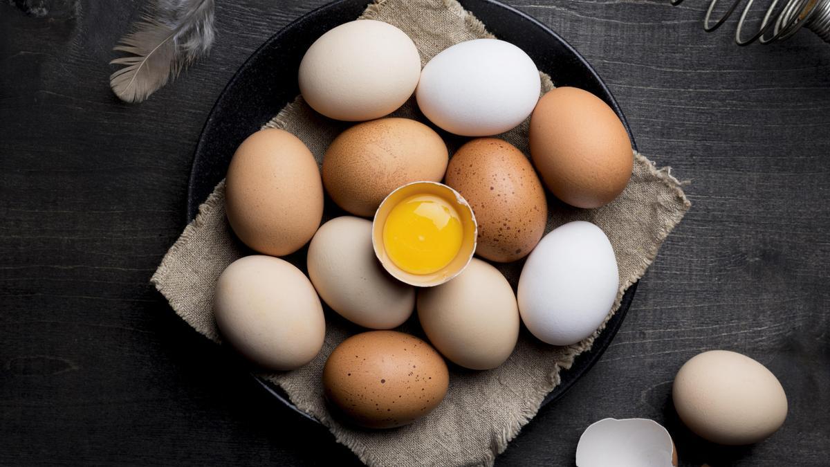 Empezar el día con alimentos ricos en proteínas, evitando el azúcar, nos ayudará a mantenernos más saciados.