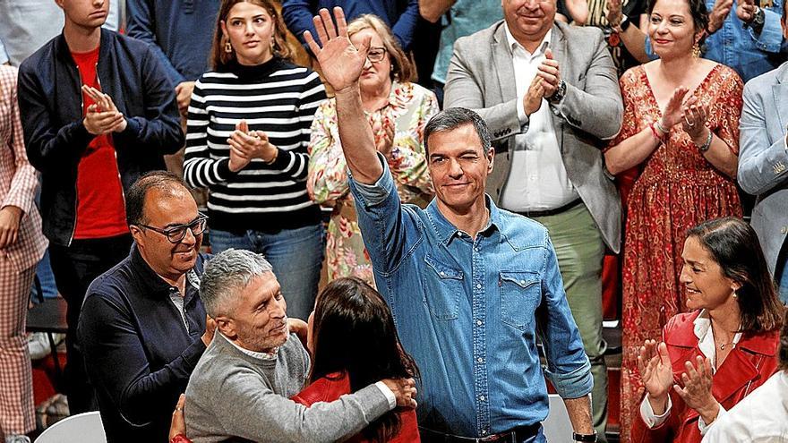 El presidente español, durante un acto ayer en Fuenlabrada (Madrid), acompañado de cargos socialistas y del ministro Grande-Marlaska. | FOTO: E. P.