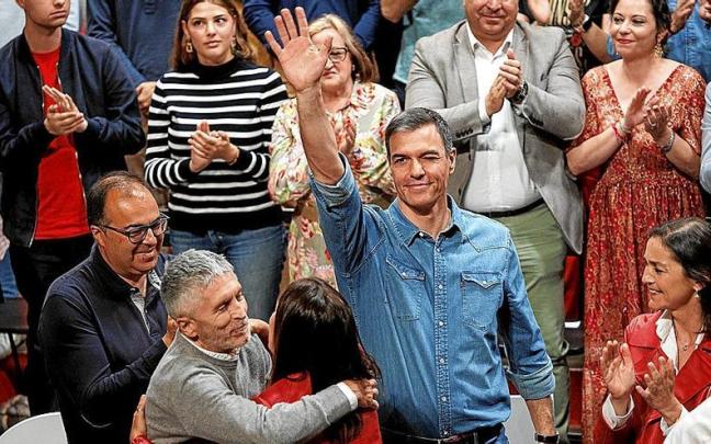 El presidente español, durante un acto ayer en Fuenlabrada (Madrid), acompañado de cargos socialistas y del ministro Grande-Marlaska. | FOTO: E. P.