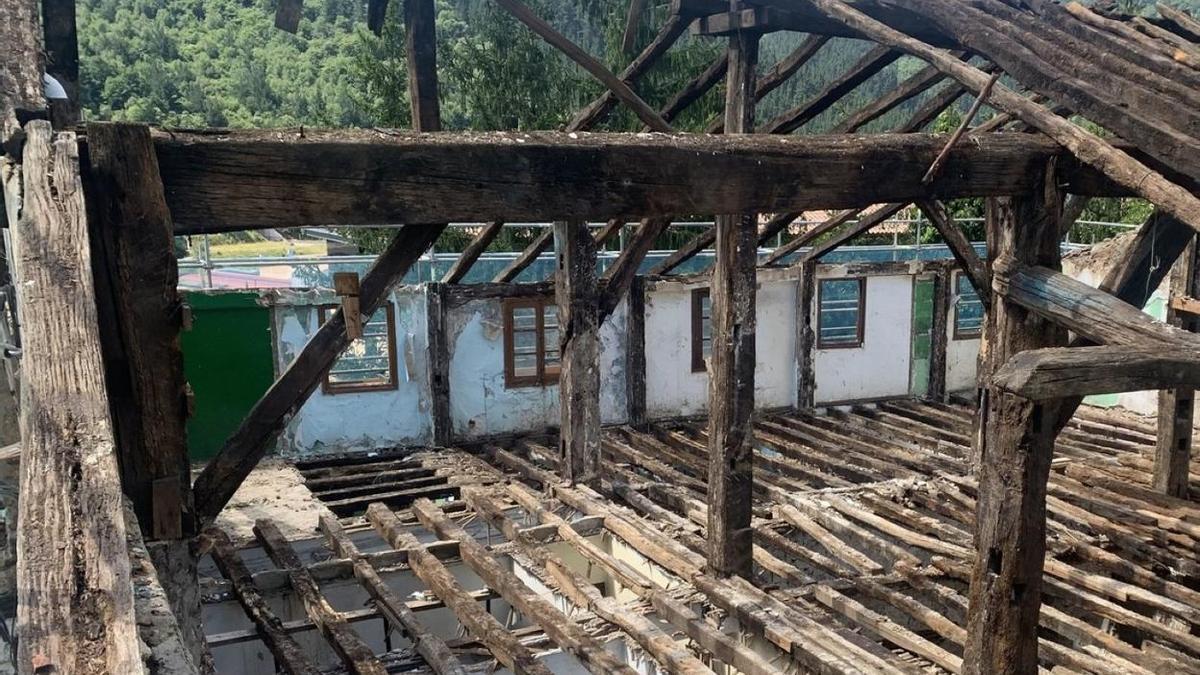 Estructura original de madera del caserío Gomestio, casi toda de roble, que los análisis fecharon en la primera mitad del siglo XV. La imagen corresponde al desmontaje selectivo realizado hace cinco años.