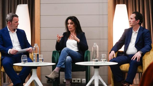 María García Flecha, de Ihobe, y Luis de Velasco, de EVE, en su mesa redonda.