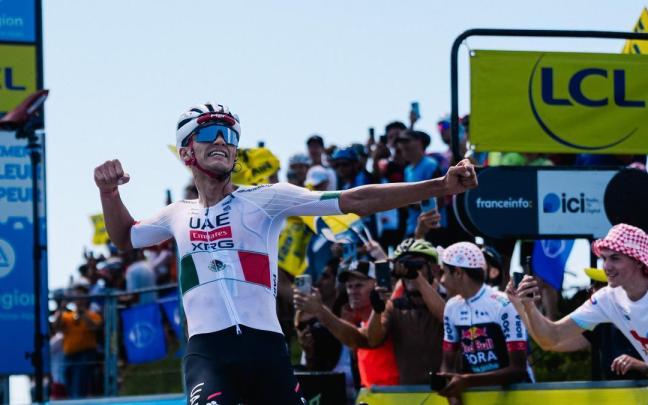 Del Toro celebra la victoria en Grand Colombier.
