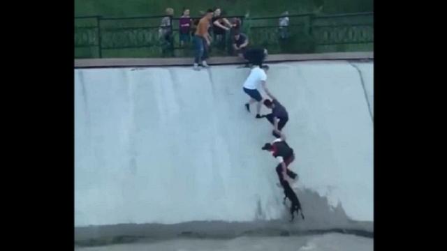 Un momento del rescate del perro hace diez años.