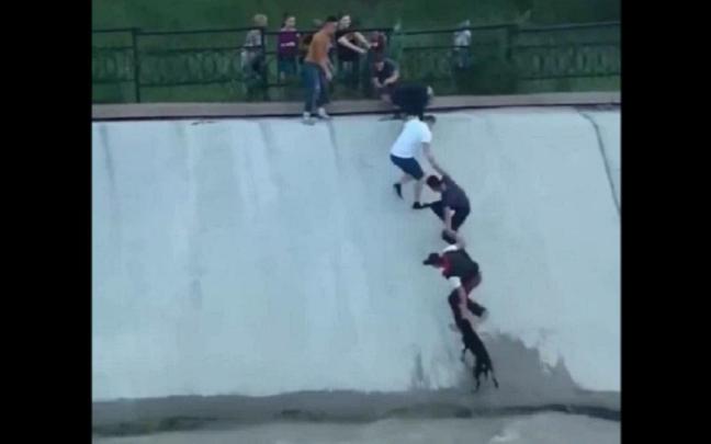 Un momento del rescate del perro hace diez años.