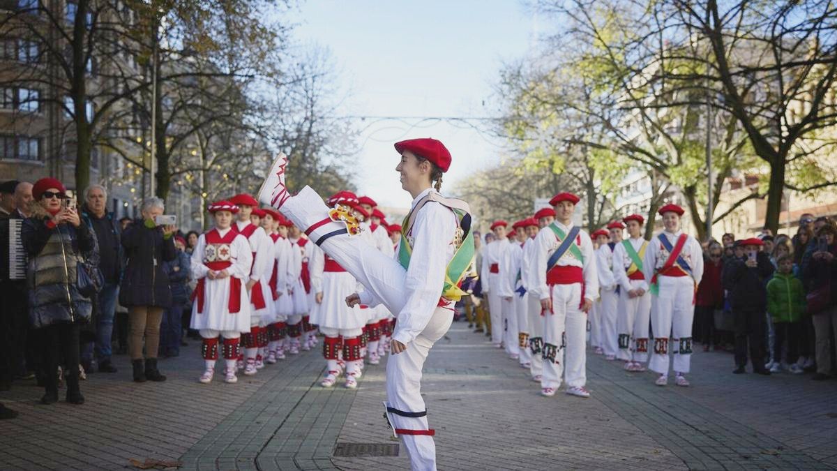 Un dantzari baila un aurresku