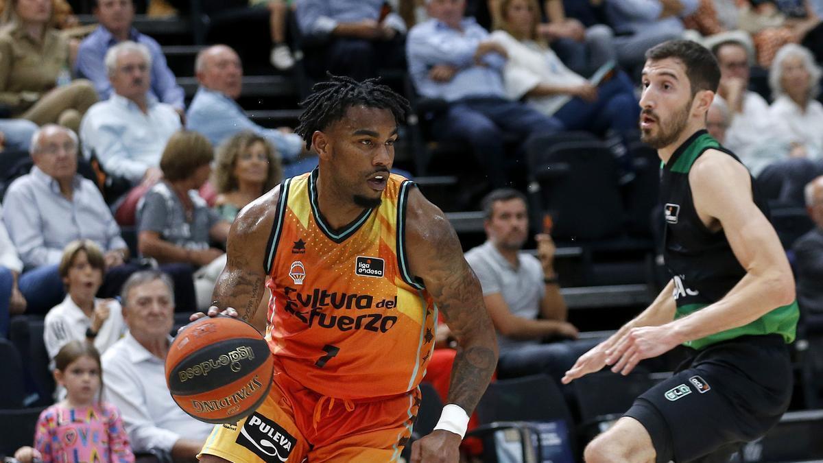 Jones trata de eludir el marcaje de Vives, durante un Valencia Basket-Joventut.