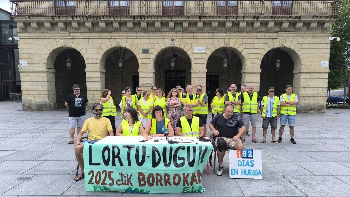 Los trabajadores de Txingudiko Zerbitzuak anunciando el fin de la huelga