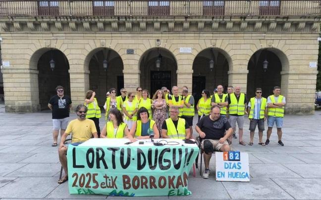 Los trabajadores de Txingudiko Zerbitzuak anunciando el fin de la huelga