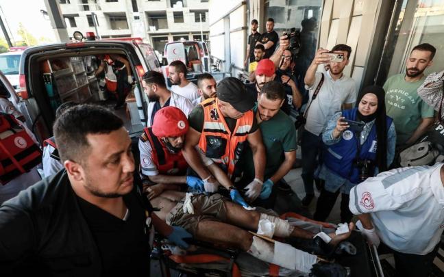 Los servicios sanitarios trasladan a un herido en el bombardeo israelí sobre Yenín. Los servicios sanitarios trasladan a un herido en el bombardeo israelí sobre Yenín.
