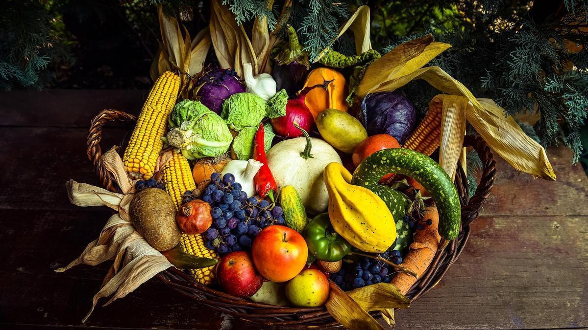 Una cesta de frutas y verduras.