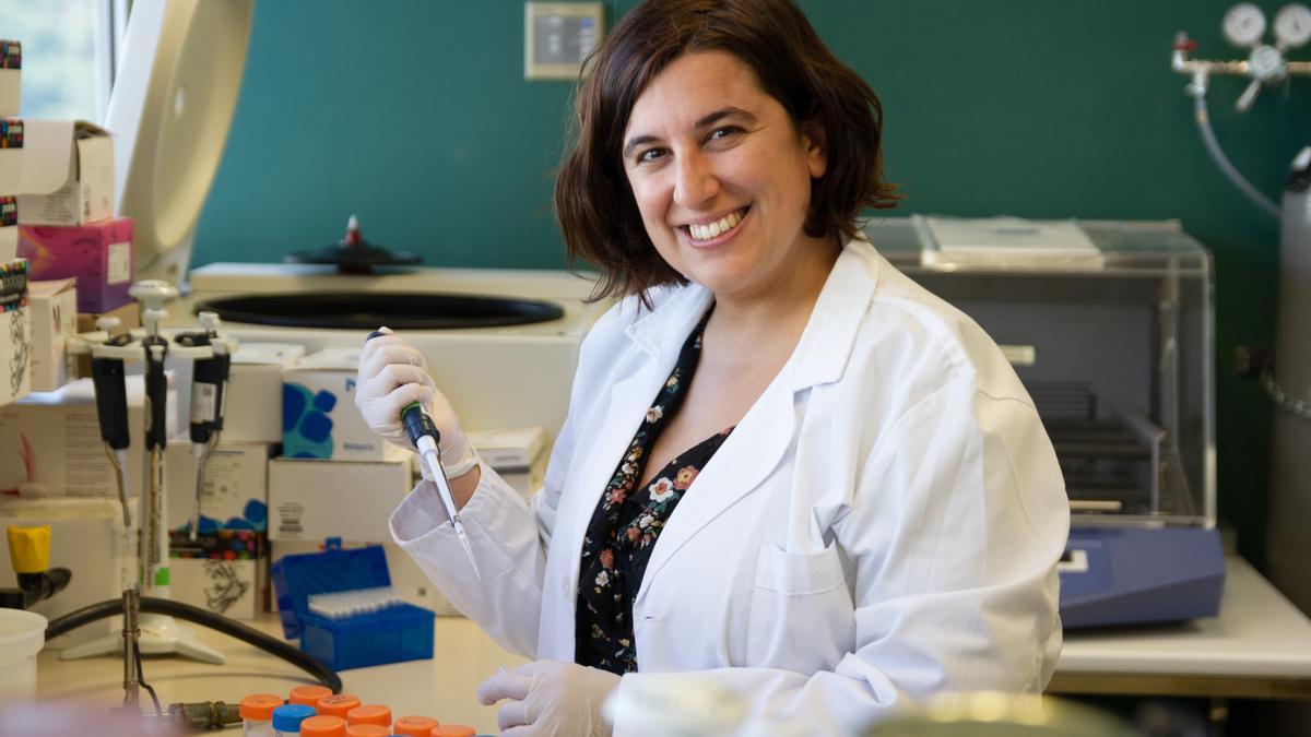 María Salgado trabaja en el instituto IrsiCaixa buscando una cura contra el sida