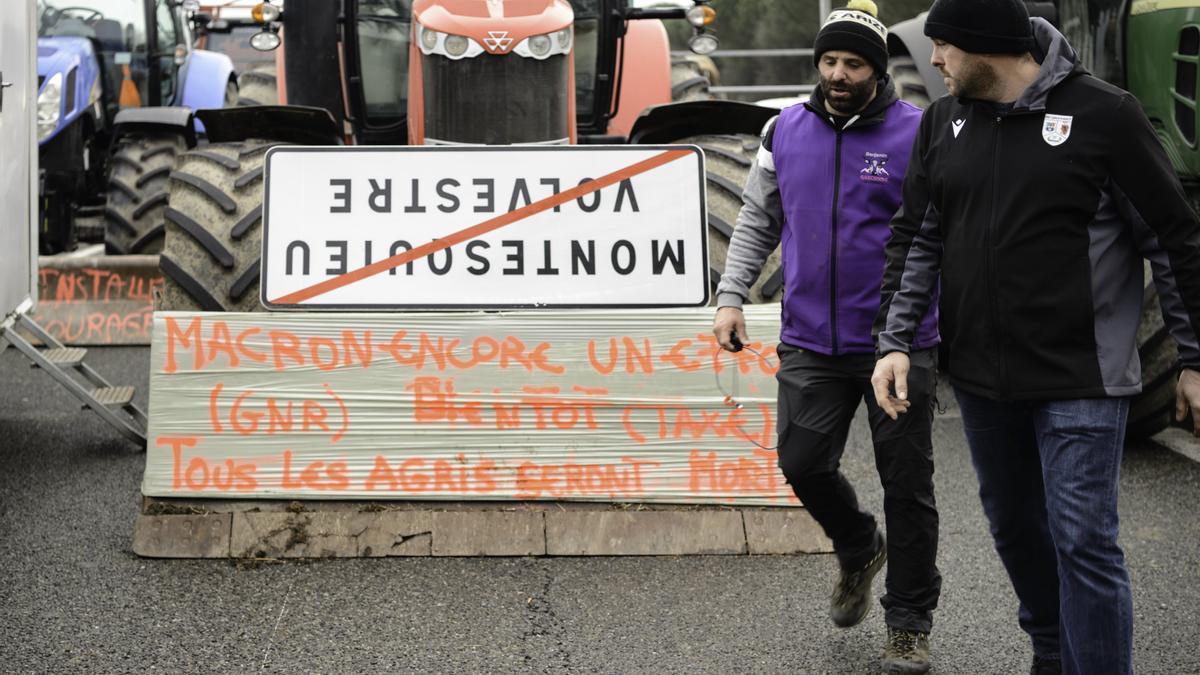 Agricultores franceses participan en una protesta en Toulouse.