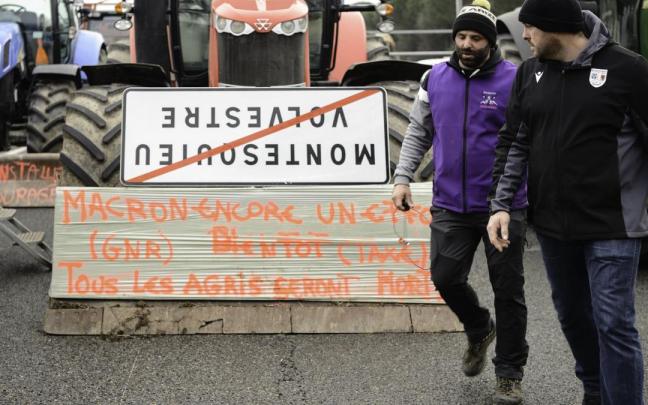 Agricultores franceses participan en una protesta en Toulouse.