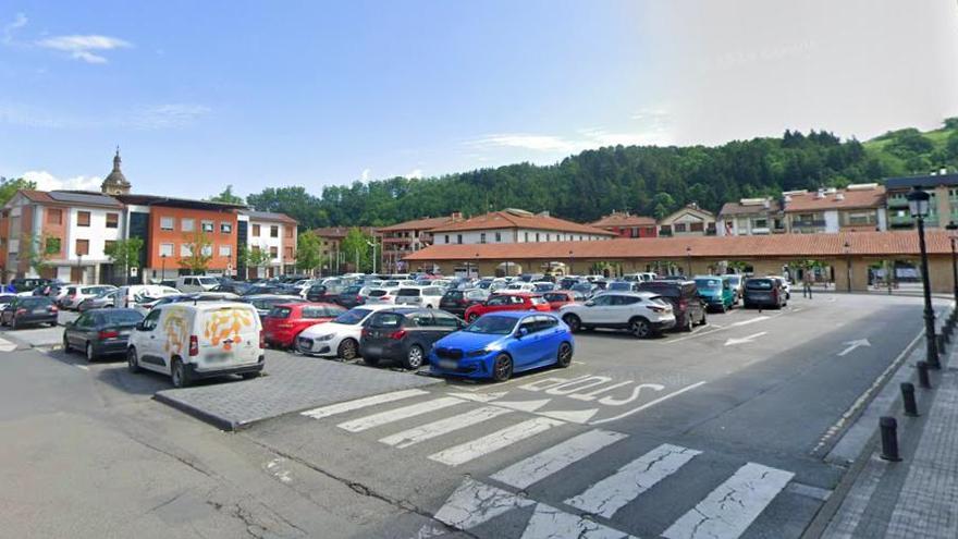 El aparcamiento de la Plaza Euskadi de Lazkao.