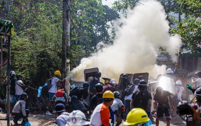 Represión de las protestas en Rangún, Birmania.